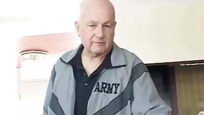 Молодий підліток стоїть на товстому чорному півня