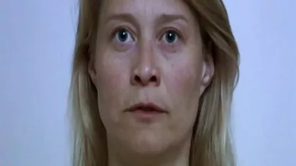 На дивані він трахає блондинку сука в попку