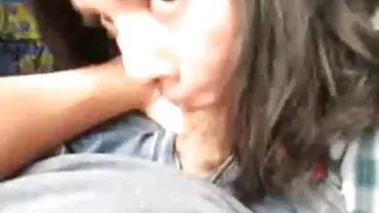 Будівельник викладає довгу трубу для двох миличок