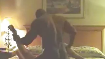 Дівчина в дирндлі виконує свою улюблену сексуальну іграшку