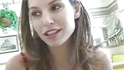 Брюнетка сука памперів його своїм язиком перед їздою