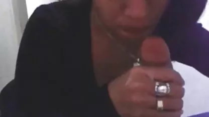 Молодий немовля показує стару бабусю, як ебать