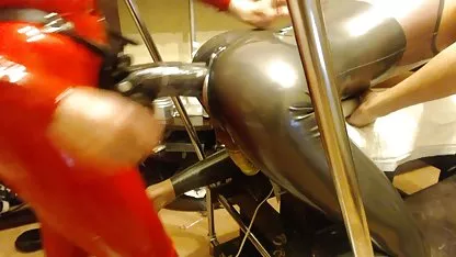 Sharp дівчина жорстко трахкала на обідньому столі