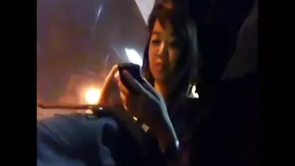 Молода брюнетка дівчина робить дідо свічення