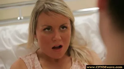 Джулія Енн негайно потребує півень