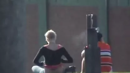 Безсоромна брюнетка трахається на сліпих побаченнях у машині