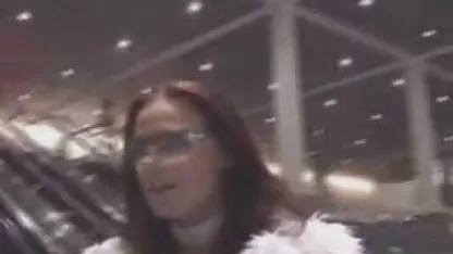 Він тягне свою подругу згідно з усіма правилами мистецтва