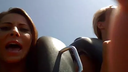 Щасливий хлопець хлюпає двох блондин