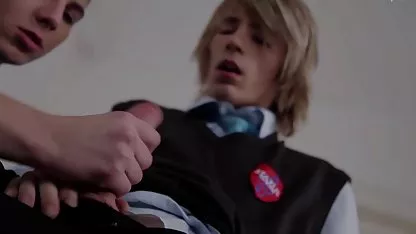 Глубоко ебать її сексуальні сиськи, що висять з вершини