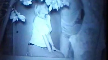 Чорний гігант хаотично зустрічається з дрібною дівчиною кицькою