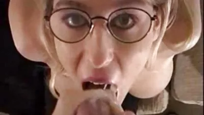 Латіна натискає свою мокрій піхву в обличчя