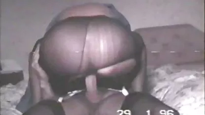 Хоча вона має міні-сиськи, але її кицька трахається як великий