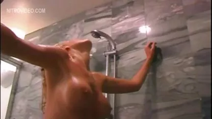 Чудова пухна блондинка в солоссі з фаллоімітатором