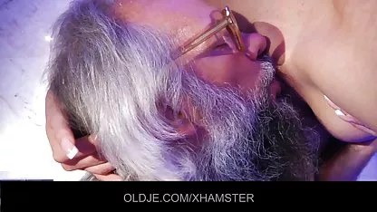 Молода sexgirl показує її особистий ебут пальця