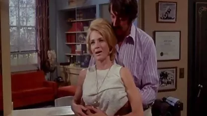 На весільній лавці він ставиться до молодої азіатської пизди