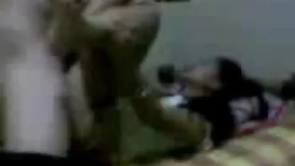 Індійська жінка облизує пальці після Месенфіка