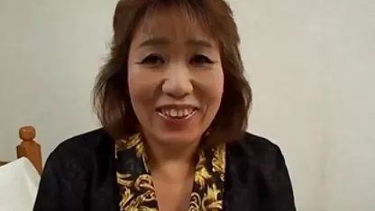 Брюнетка волосата брюнетка дівчина мастурбує на кріслі