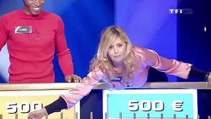 Маленька дівчинка просто любить темних півнів