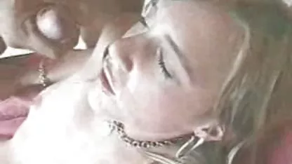 Рогові блондинки підліткові смужки з великим планом