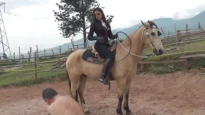 Надувна брюнетка дає все для сексу в басейні