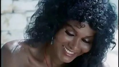 Міфф в білизні мастурбувати з морквою