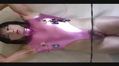 Його член знаходиться між її новими сиськами