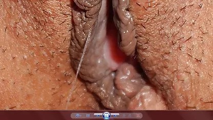 Блондинка є ніжною для себе