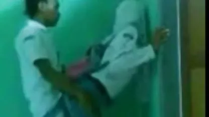 З лесбіянки лобкове волосся висить