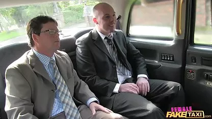 Кенна Кейн сміється і їздить на Діка Делавера