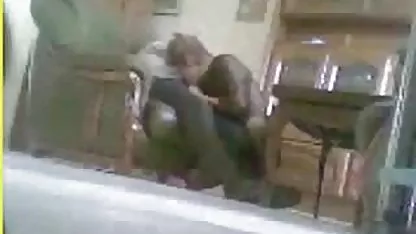 Міфф одягається сексуально, коли вона мастурбує свою кицьку