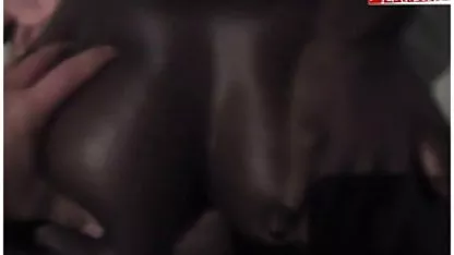 Шай Фокс весело працює з її працівником