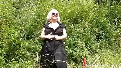 Дві солодкі лесбіянки насолоджуються маленькою пуссикатом