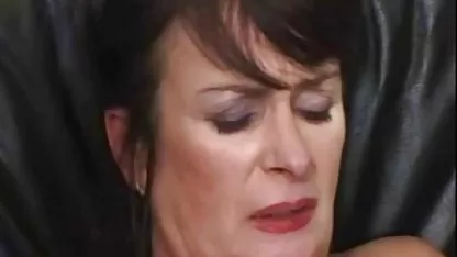 Чоловіча анальна школярка трахкала фалоімітатором