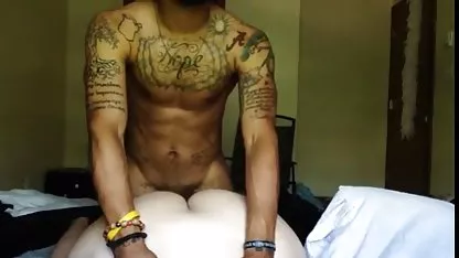 Сантехнік кладе трубу в її піхву