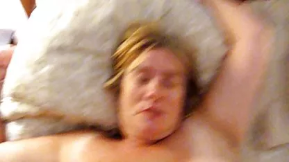 Підлітки наповнюють його півень весь шлях у рот