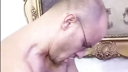 Екзотична повія тягнеться перед камерою