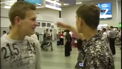 Дівчина в підвалі BDSM, яку використовує доктор порно