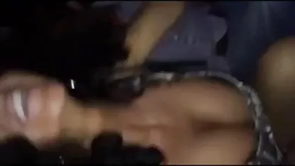 Неслухняний підліток робить подвійну ручну роботу