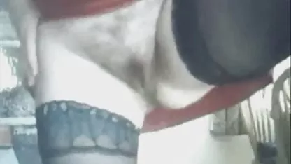 Волосата блондинка дає йому footjob