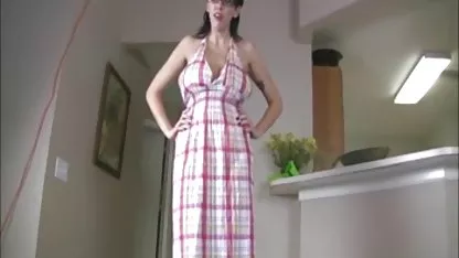 Темний волохатий дівчина трахкає з двома хлопцями