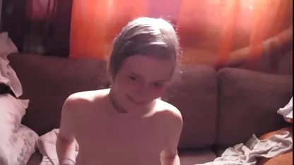 Волосата азіатська дівчина дозволяє її мокрій кицьку ебать