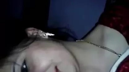 Мія Лелані тримає соку Брюс Венчур