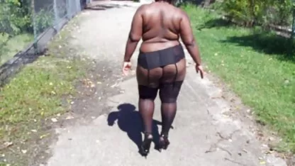 Сексуальна латина з косами користується жорстким членом в її піхву