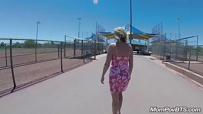 Він облизує її кицьку через колготки