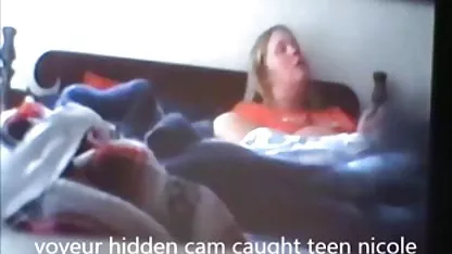 Красива дівчина любить секс у ванні