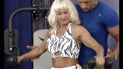 Секс голодний диригент похитає своїх фанатиків