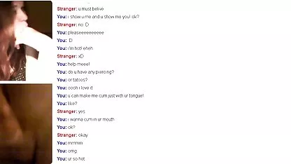 Темна волохата сука нахиляє її голою пизду і пісяє