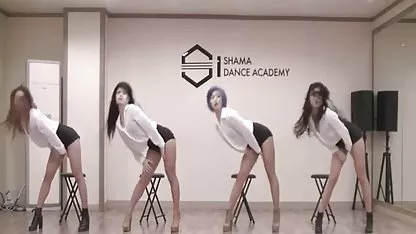 Блондинка повія стоїть на своєму соку