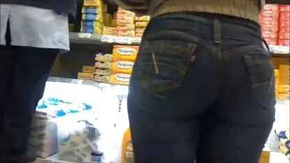 Дівчина у в'язниці тягнеться з доглядачем