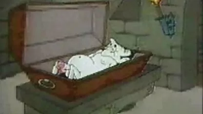 Брюнетка Міффа в шубі роздягає і показує її зрілі криві